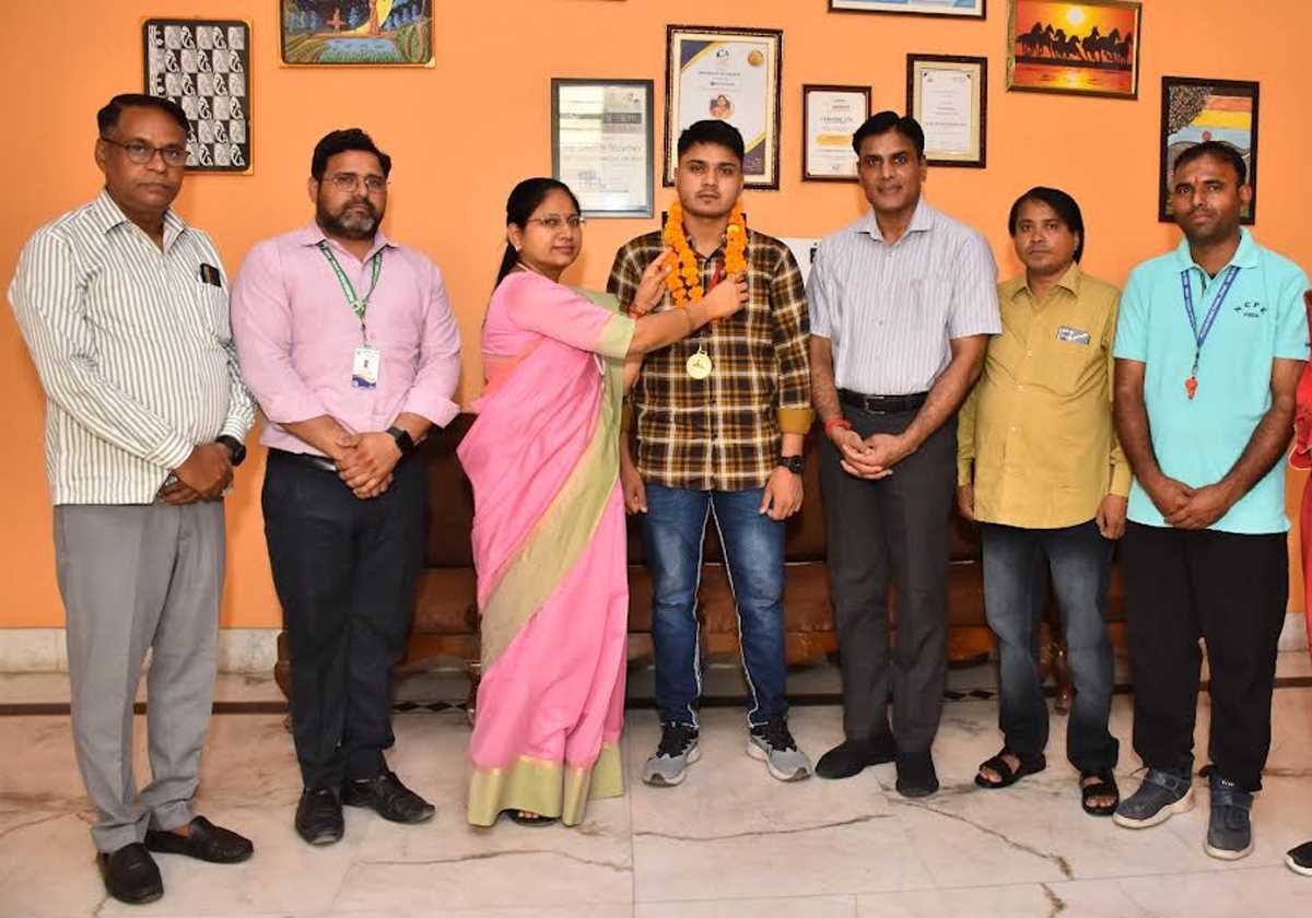 कबड्डी में स्वर्ण पदक विजेता पूर्व छात्र को किया सम्मानित